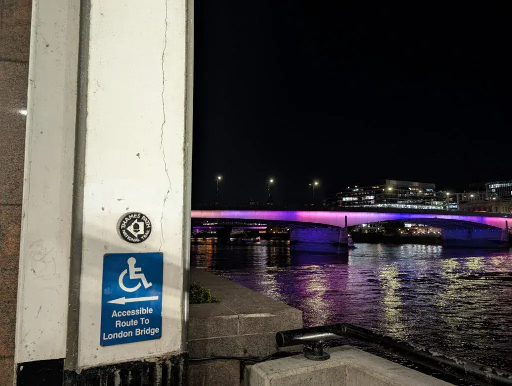 Scenery along the Thames Path