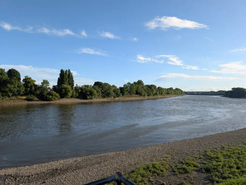 Scenery along the Thames Path