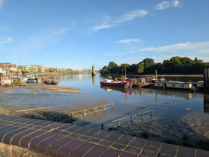 Scenery along the Thames Path