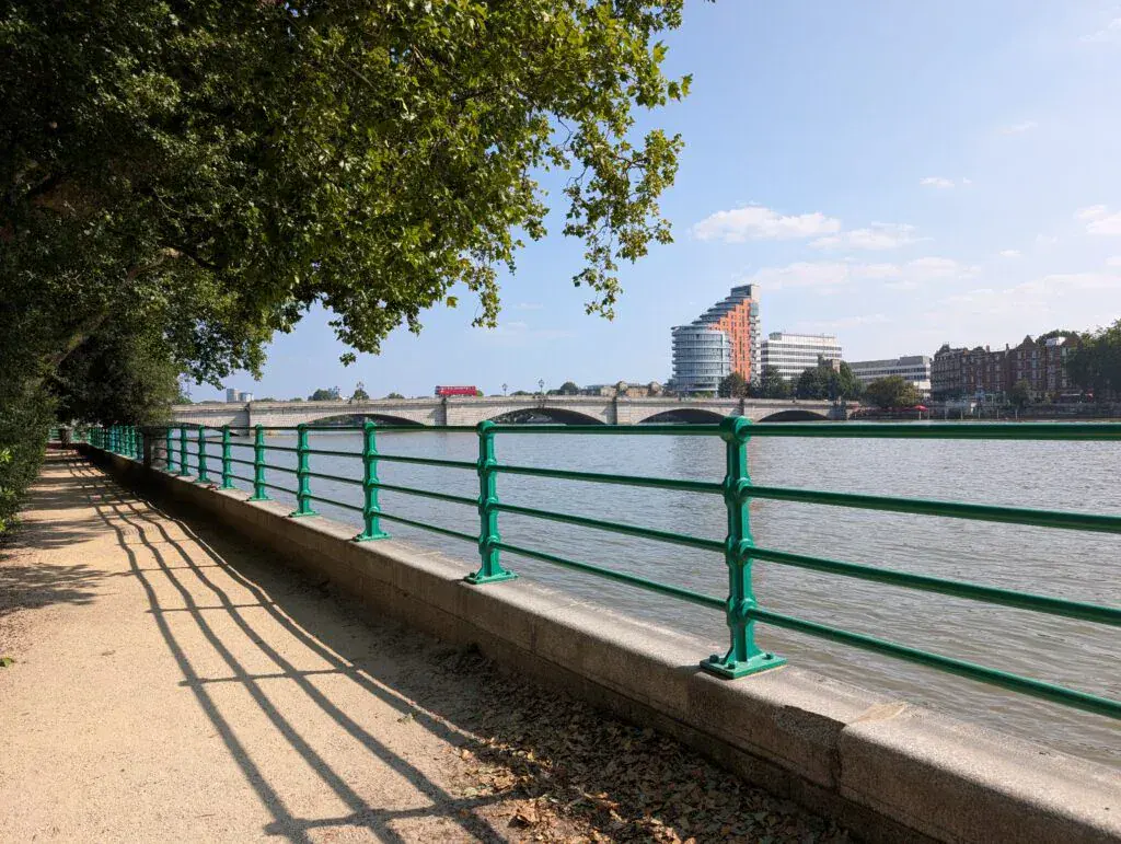 Scenery along the Thames Path