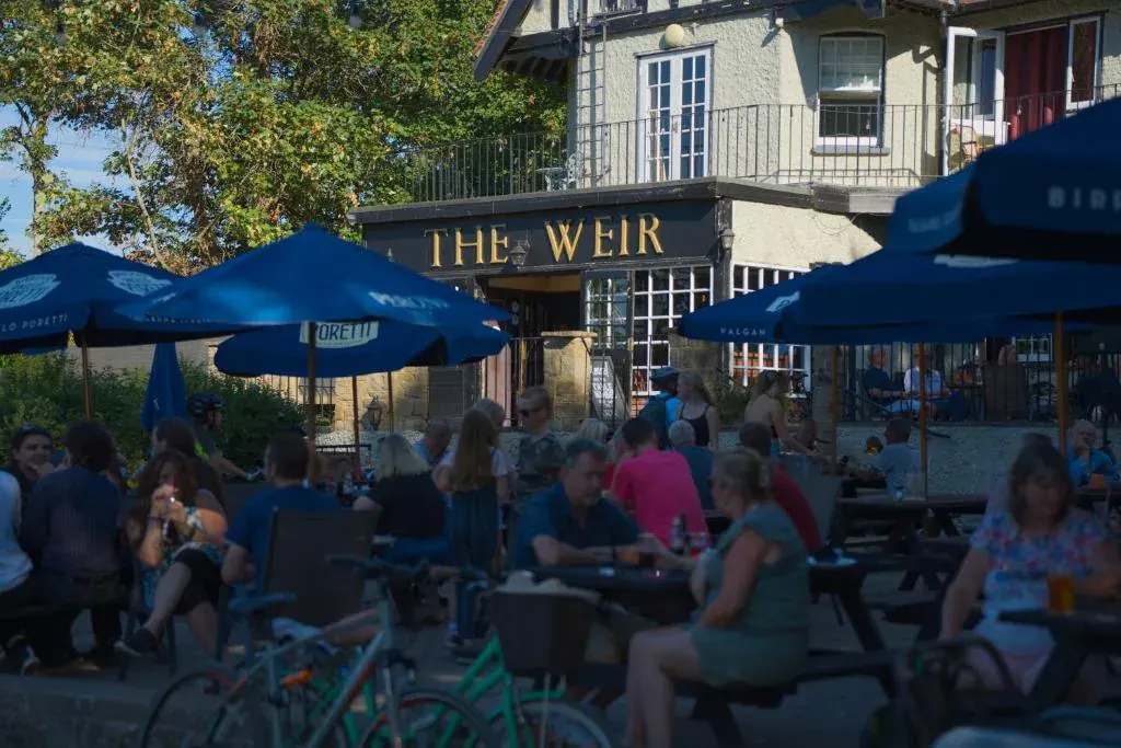 The Weir Hotel – Thames Path accommodation